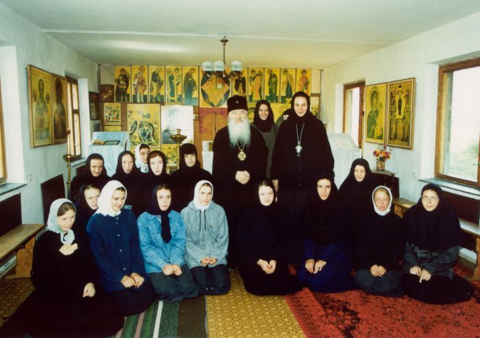 Митрополит Ювеналий с сёстрами на подворье